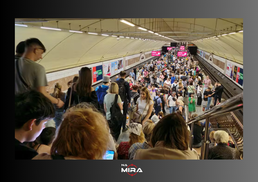 Residentes de Kiev se abrigam em estações de metrô durante ataque da Rússia — Foto: Yurii Kovalenko/Reuters

