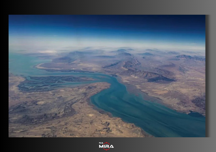 Navios ligados ao Irã seguem pelo Estreito de Ormuz apesar de bloqueio dos EUA